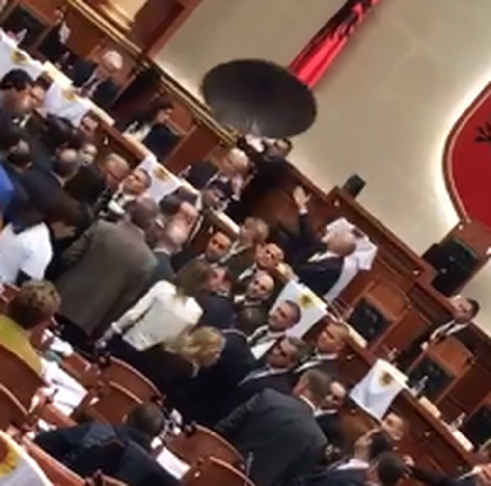 Sekond pas sekondi/ Si gjuajti Monika me k&euml;puc&euml; dhe si u mbrojt Rama