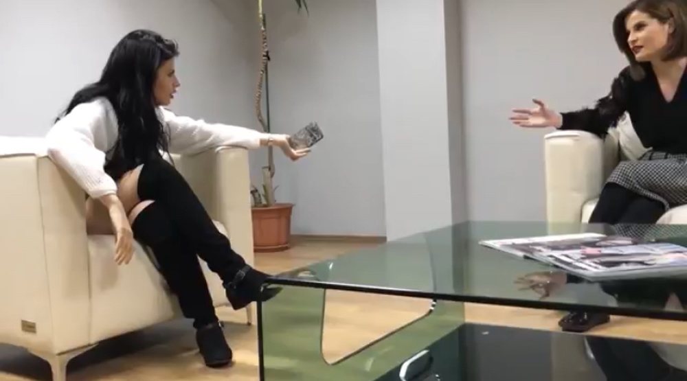 Tradh&euml;ti mes kolegesh, Rudina &ldquo;sherr&rdquo; me spikeren e lajmeve