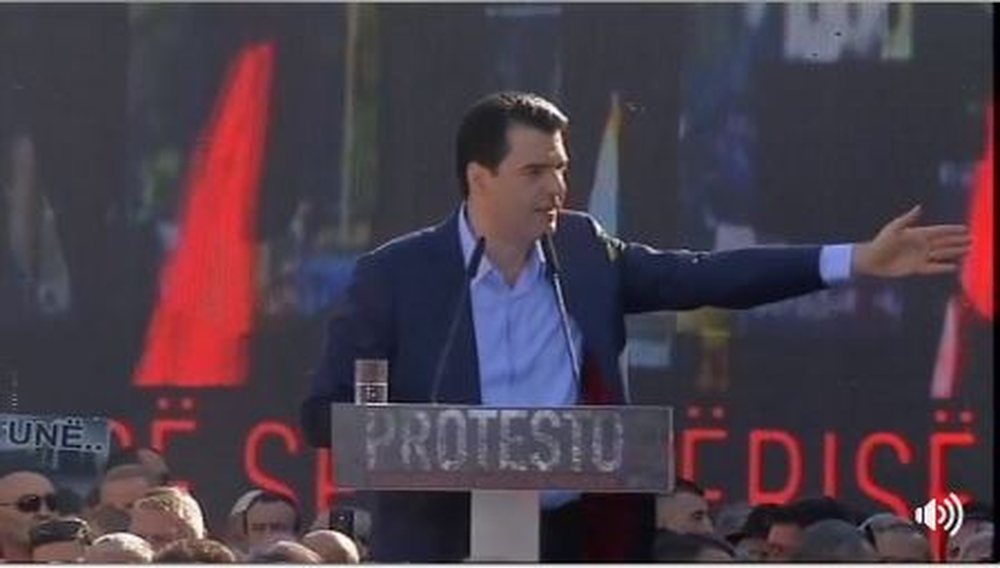 Basha zbulon armiqt&euml; e rinj n&euml; protest&euml;