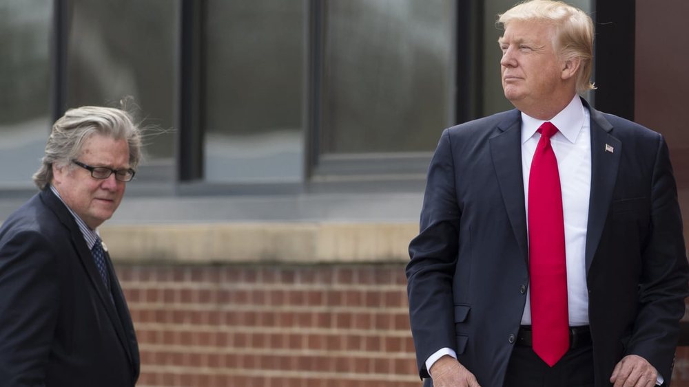 Trump godet ashp&euml;r ish gurun&euml; e tij Steve Bannon
