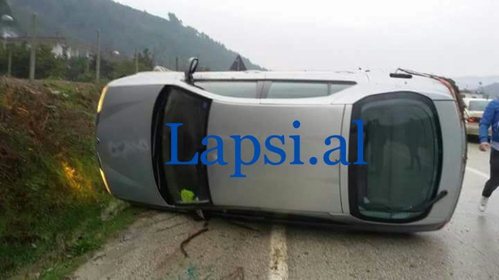 FOTOLAJM/ Makina e rrokullisur nga lag&euml;shtira n&euml; rrug&euml;