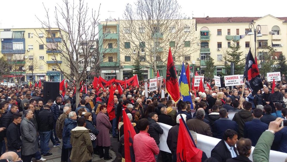 &Ccedil;am&euml;t protestojn&euml; para ambasad&euml;s greke n&euml; Tiran&euml;