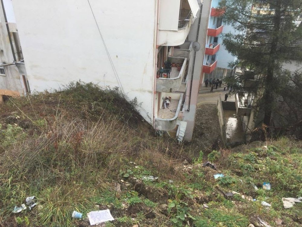 Pallati q&euml; rrezikon shembjen n&euml; Gjirokast&euml;r, dy kate jan&euml;