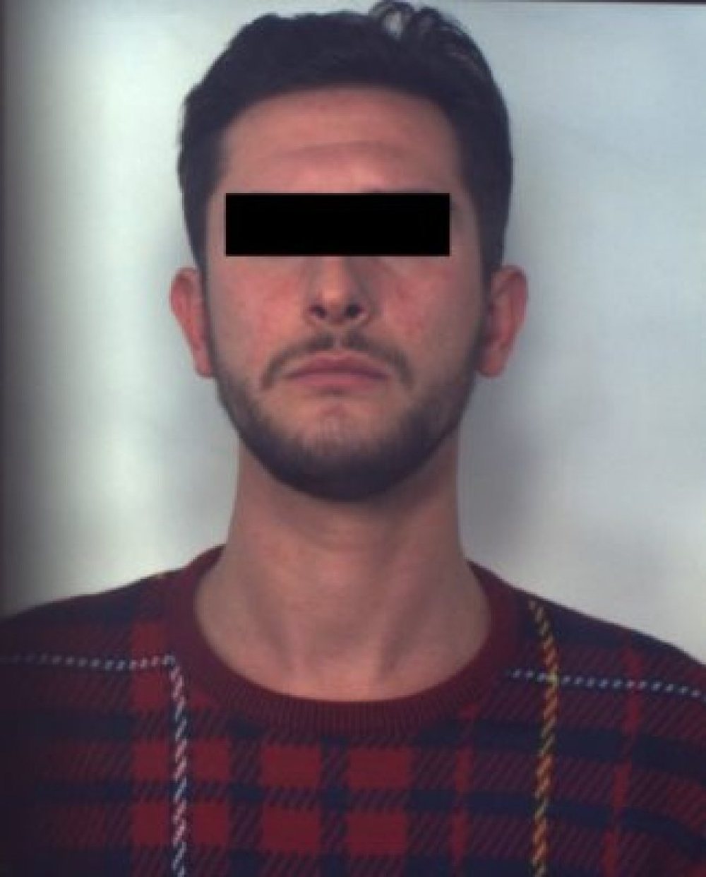 Kokain&euml; e fishek&euml; n&euml; banes&euml;, arrestohet 25-vje&ccedil;ari