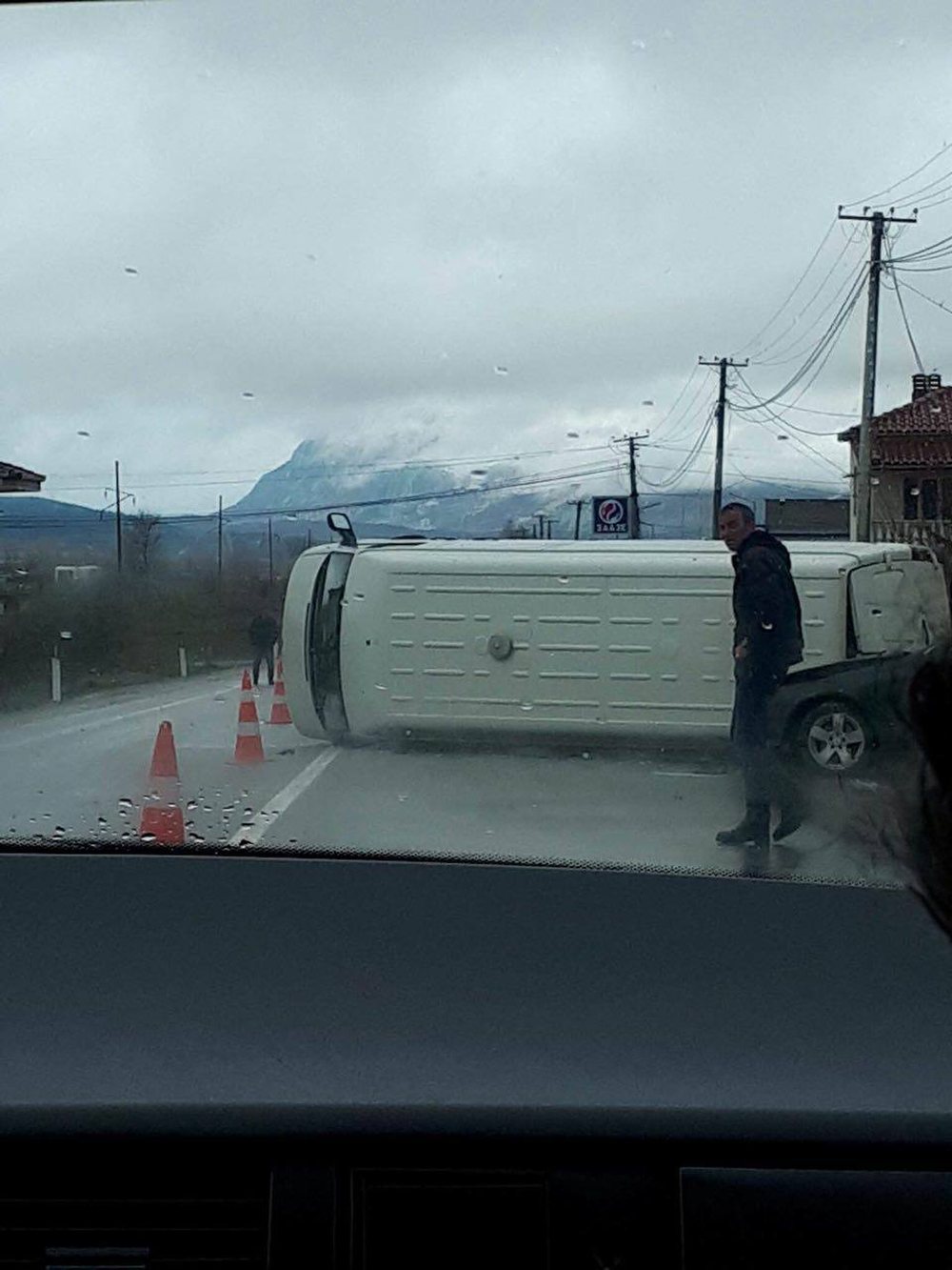 Aksident n&euml; Bilisht, BMW-ja p&euml;rplaset me furgonin e mallrave, dy