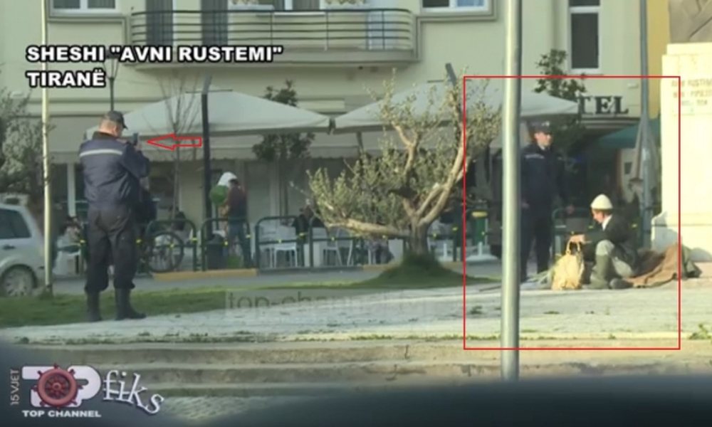 VIDEO/ I moshuari &ldquo;l&euml; me gisht n&euml; goj&euml;&rdquo; polic&euml;t