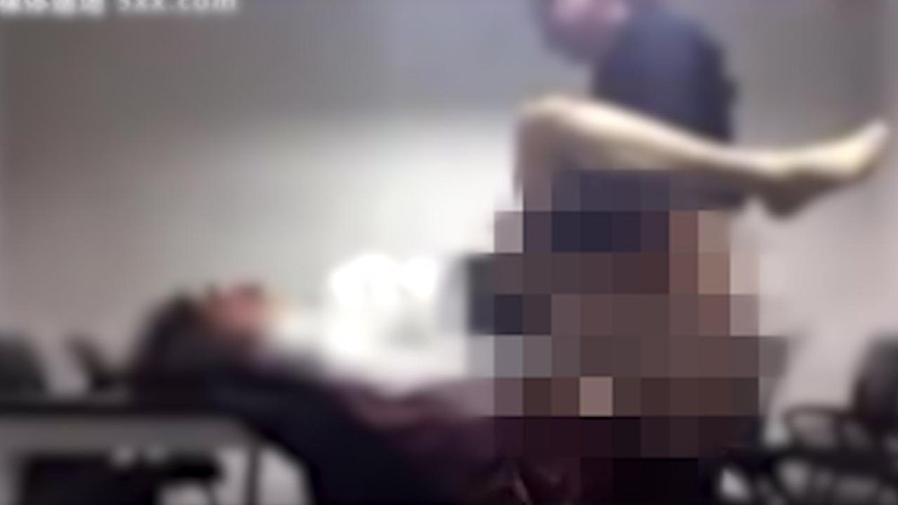VIDEO+18/ Shefi, seks me vart&euml;sen mbi tavolin&euml;. Policia: