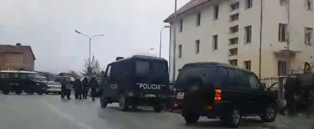Kuk&euml;si po nd&euml;shkohet/ Forcat speciale dhe blindat mbushin rrug&euml;t