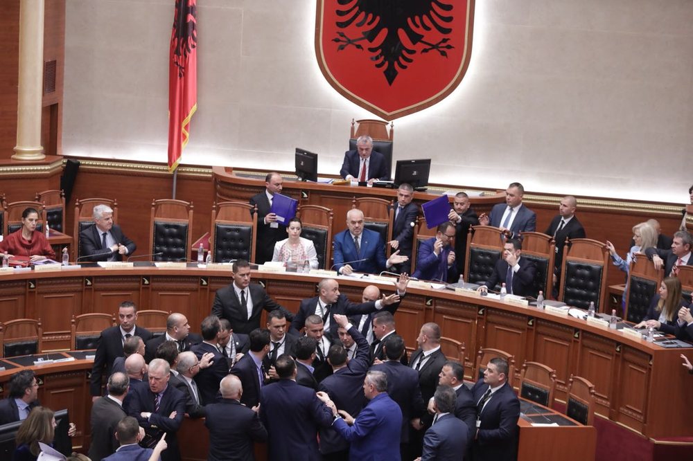 VIDEO/ Kaos n&euml; kuvend p&euml;r kuksian&euml;t e burgosur, k&euml;rkohet