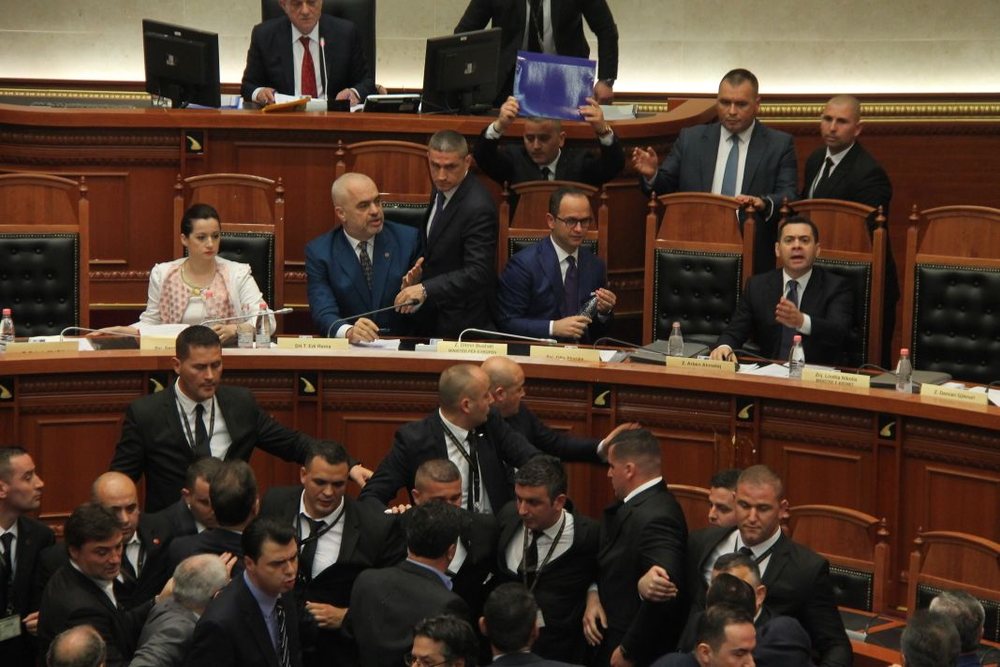 Bushati ia kthen me uj&euml; deputet&euml;ve t&euml; PD, opozita k&euml;rkon
