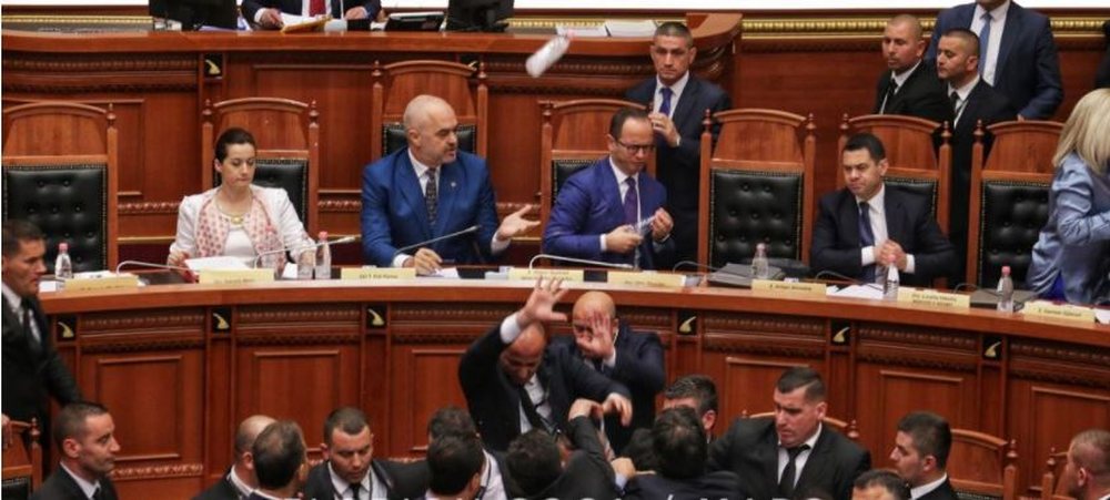 E paprecedent/ Ministri i Jasht&euml;m godet me uj&euml; deputet&euml;t