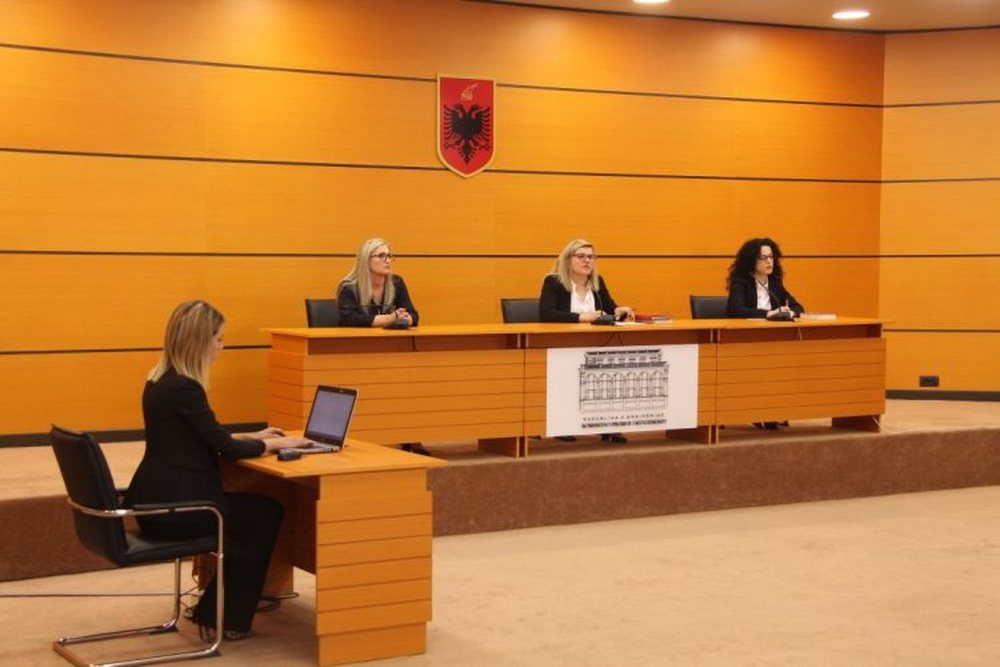 Jep dor&euml;heqjen para Vetingut, gjyqtarja e Tiran&euml;s