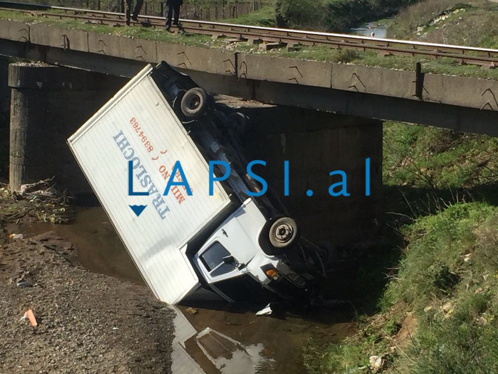 FOTO/ Aksident n&euml; Ur&euml;n e Milotit, treni p&euml;rplas kamionin, 3