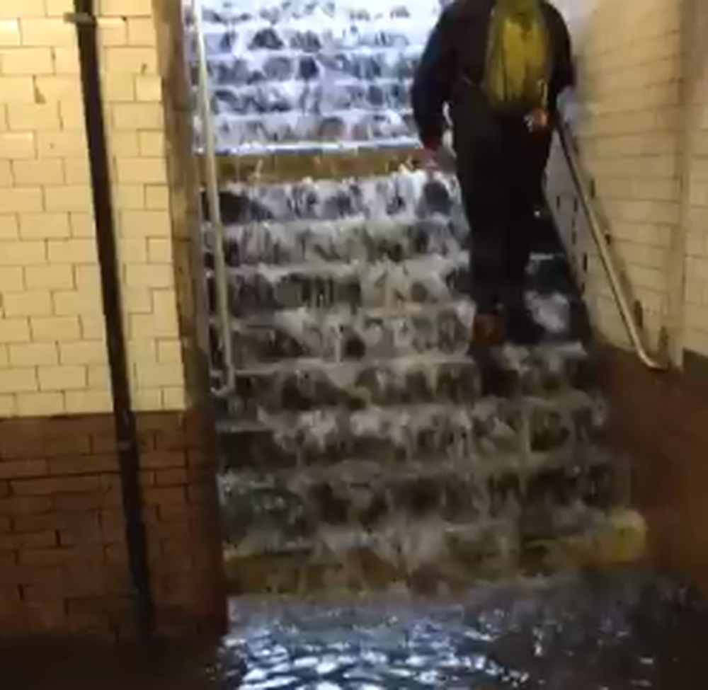 (VIDEO) Shirat e rr&euml;mbyesh&euml;m paralizojn&euml; metrot&euml; n&euml; New