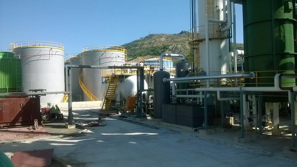 Panik n&euml; Elbasan, p&euml;rfshihet nga flak&euml;t rafineria e naft&euml;s
