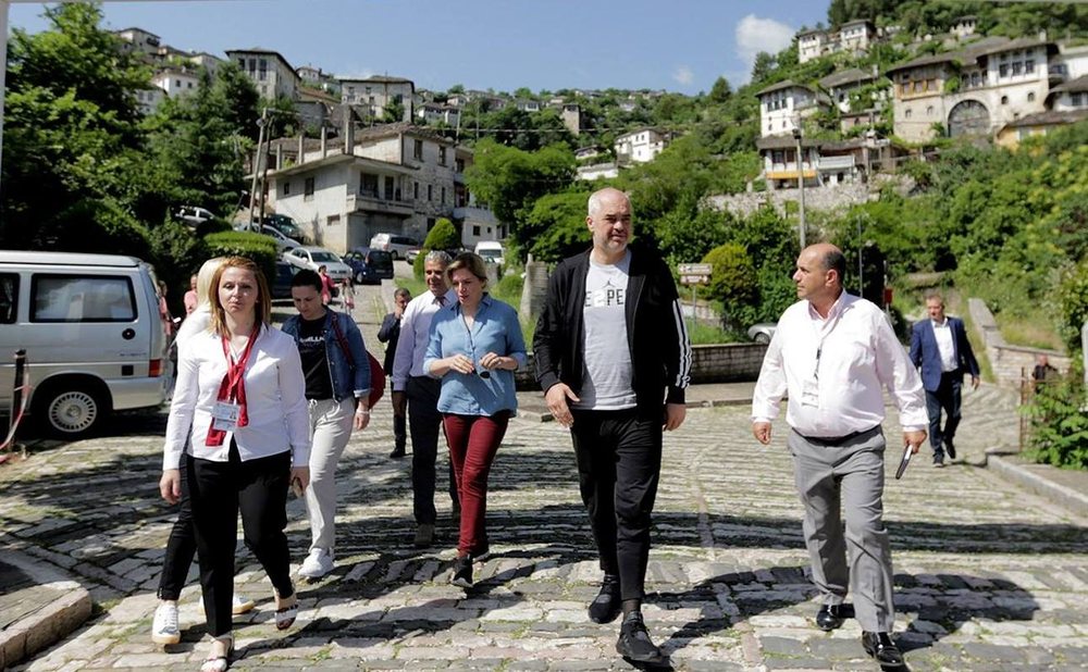 Rama n&euml; Gjirokast&euml;r/ Si u p&euml;rhap haberi "Pastroni lagjet
