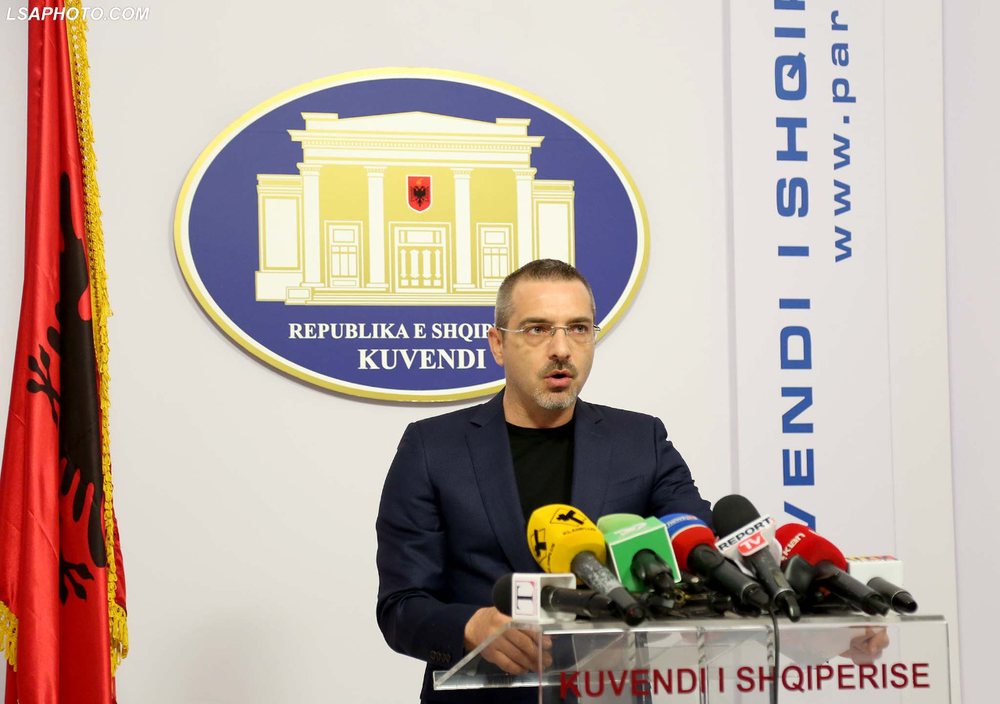 Tahiri dor&euml;zon mandatin e deputetit