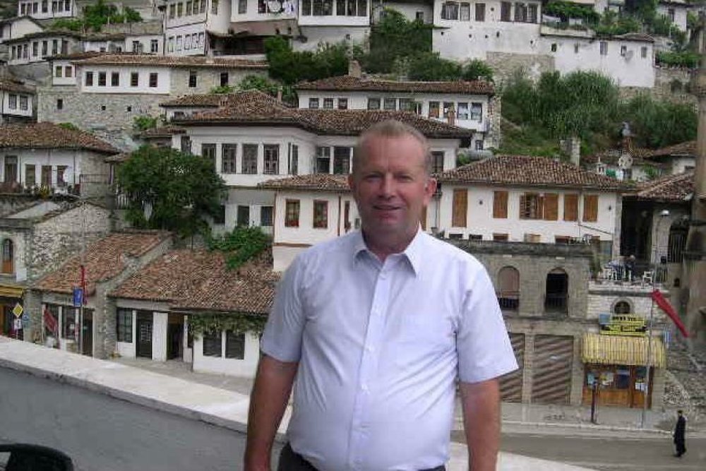 Deputeti i PS-s&euml; n&euml; Berat p&euml;rplas me makin&euml; nj&euml; person