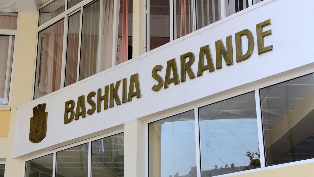 Vijon vala e dor&euml;heqjeve n&euml; bashkin&euml; Sarand&euml;, largohen