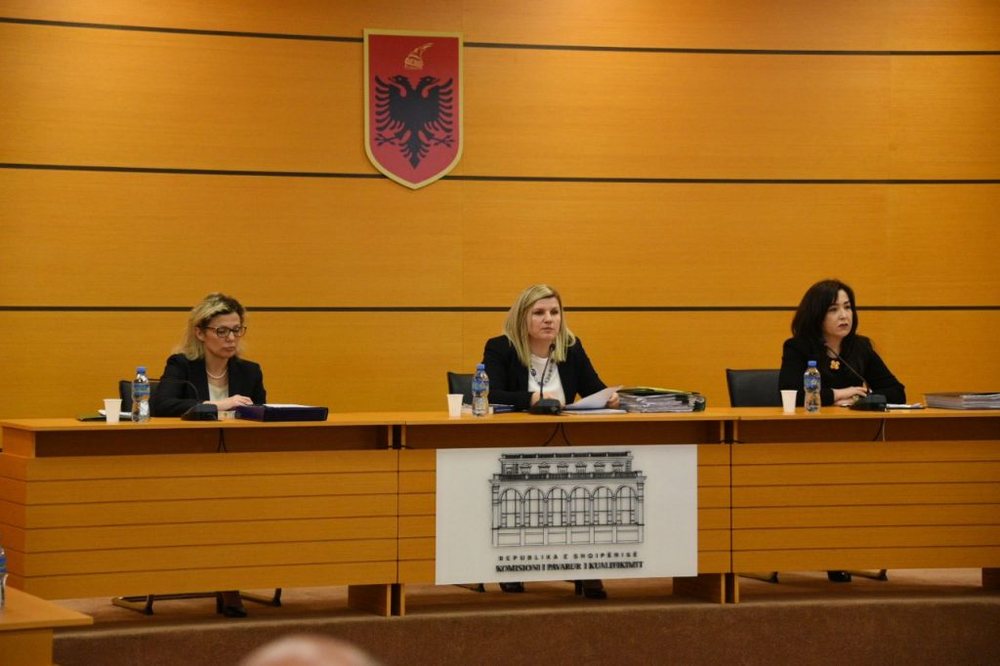 Vettingu ndalet n&euml; gusht, gjyqtar&euml;t shijojn&euml; t&euml; qet&euml;
