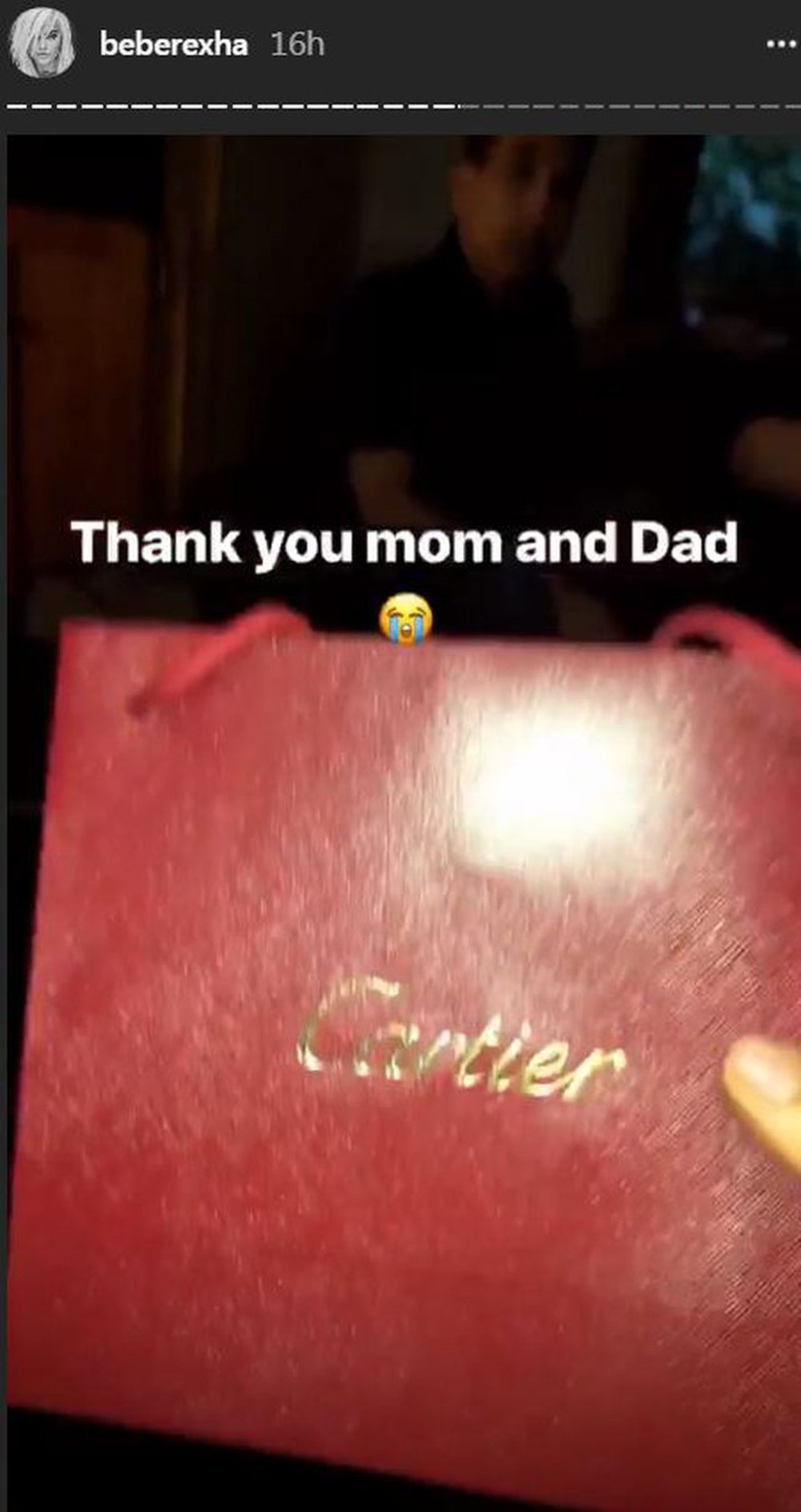 Bebe Rexha mer dhurat&euml;n 2 mij&euml; dollar&euml;she nga prind&euml;rit