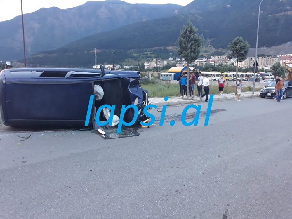 FOTO/ Makina p&euml;rplaset me shtyll&euml;n dhe p&euml;rmbyset