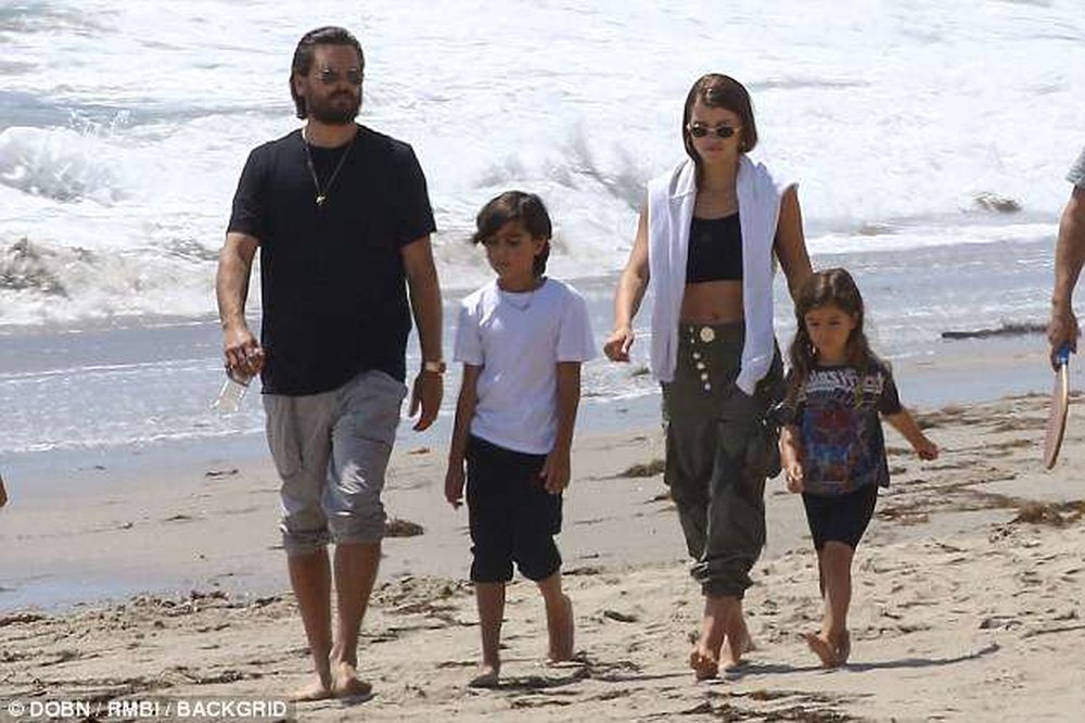 Scott Disick fotografohet n&euml; shoq&euml;rin&euml; e modeles