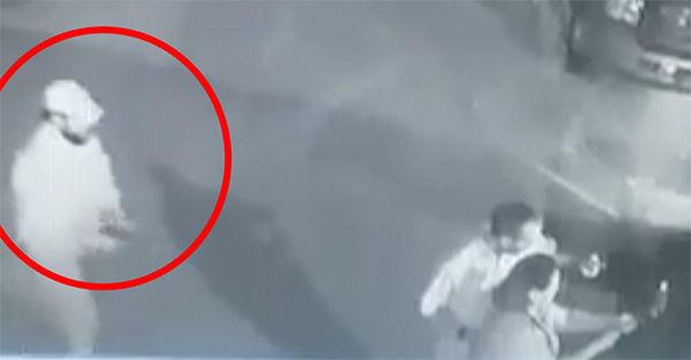 Del VIDEO/ Si u vra politikani me plumb pas koke duke b&euml;r&euml; nj&euml;