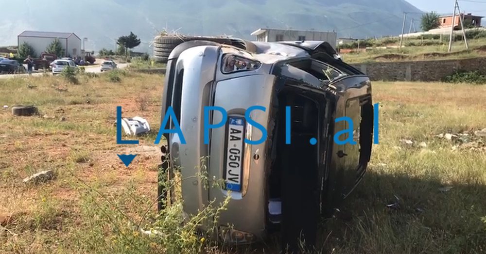 VIDEO/ Aksident n&euml; Kuk&euml;s, makina del nga rruga dhe l&euml; t&euml;
