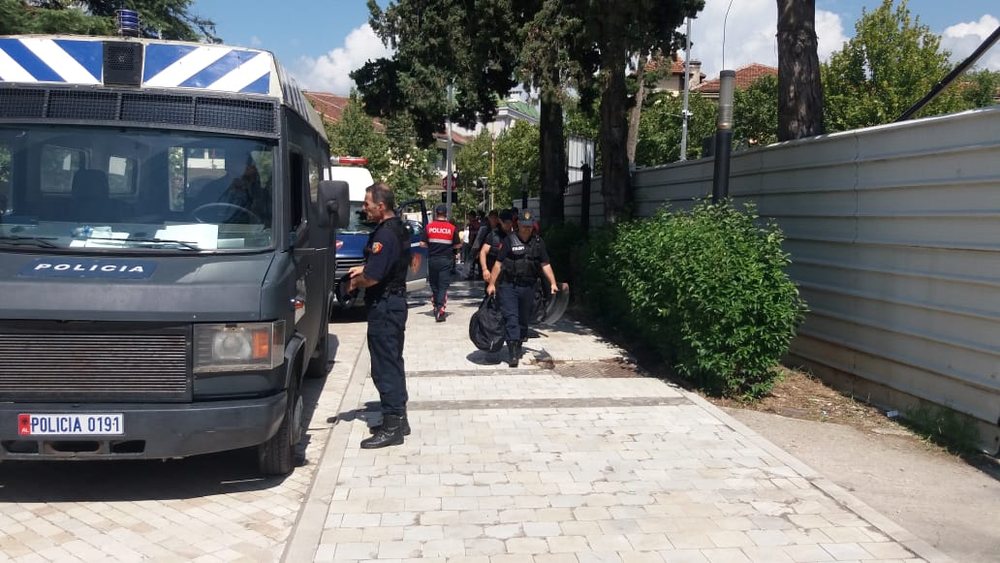 Protesta kund&euml;r prishjes s&euml; Teatrit/ Godina e Kuvendit