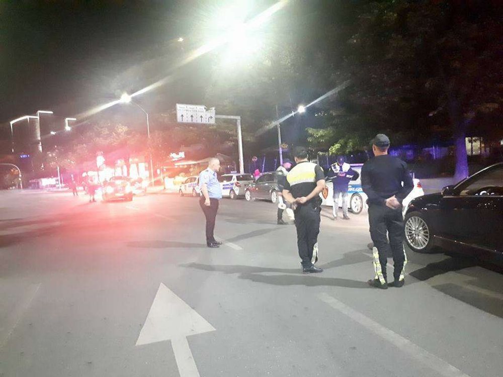 Sherr me policin, e godet me makin&euml; dhe ik&euml;n