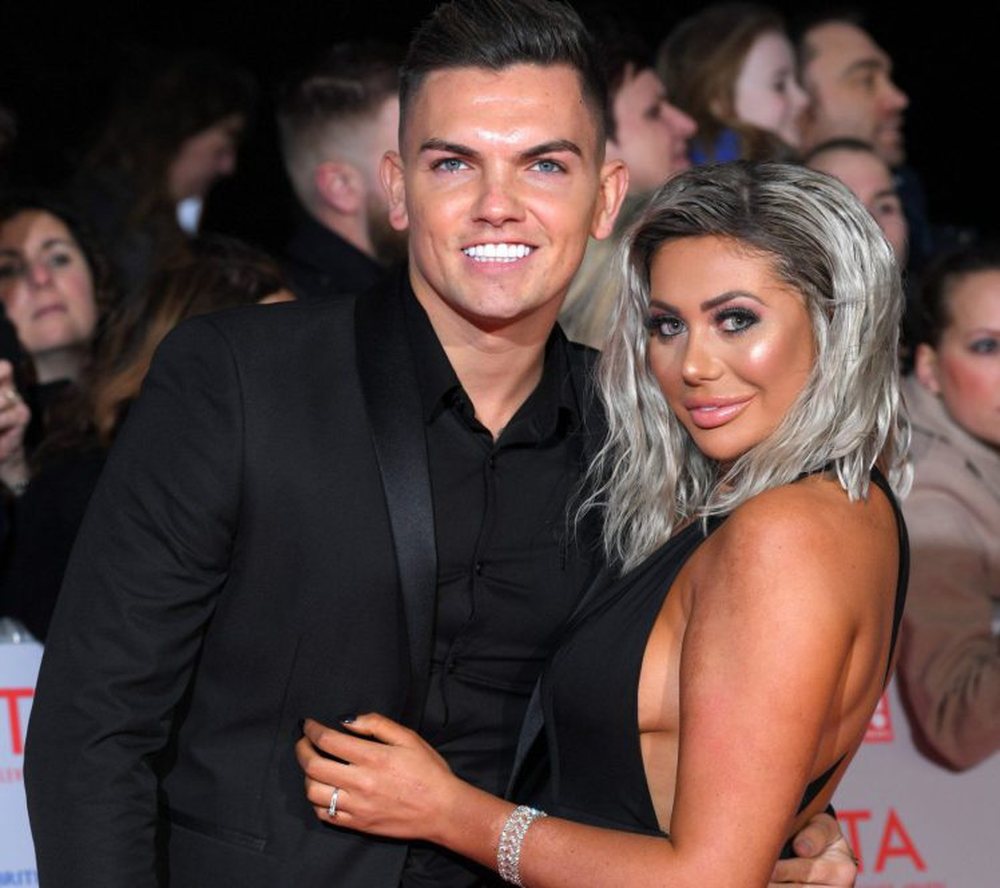 Chloe Ferry dhe Sam Gowland japin shfaqje p&euml;r fotograf&euml;t, skena