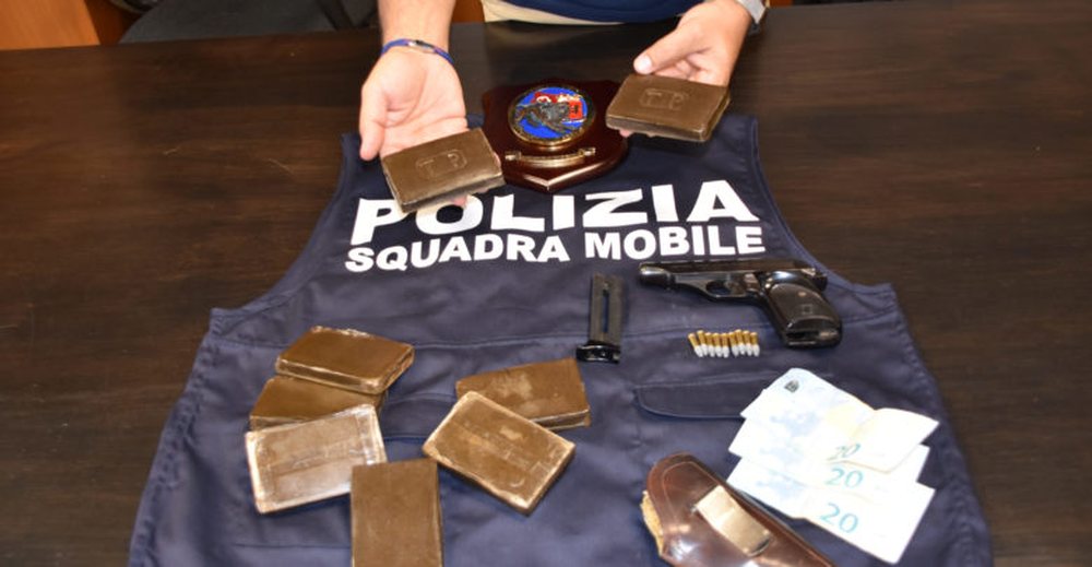 Drog&euml; dhe arm&euml; n&euml; sht&euml;pi, arrestohet 31-vje&ccedil;ari