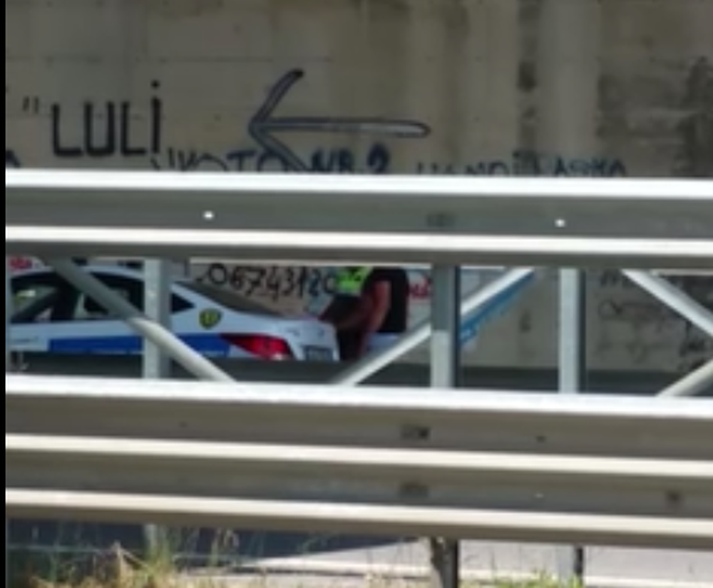 (VIDEO) Polic&euml;t filmohen duke marr&euml; para