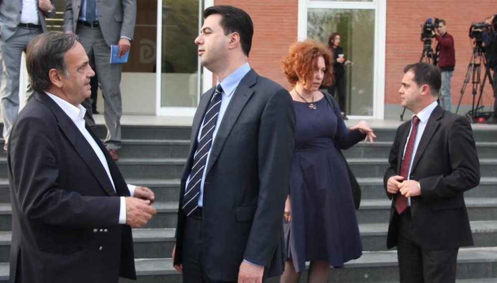 Basha &ldquo;thumbon&rdquo; Vlahutin dhe Fleckenstein: D&euml;shmitar&euml;