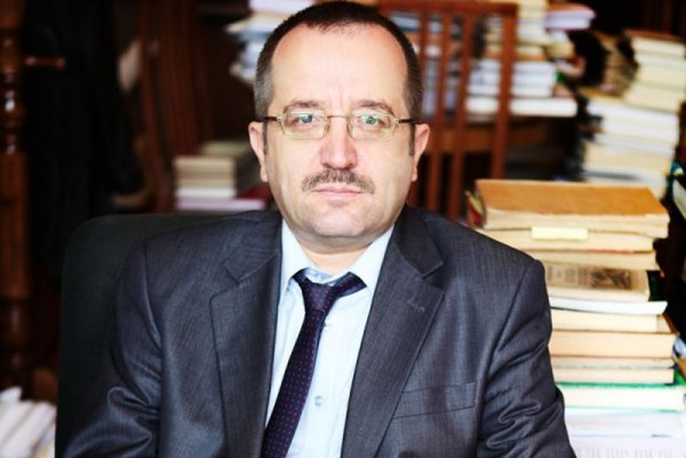 Aurel Plasari godet s&euml;rish. I kujton Ram&euml;s nj&euml; histori me Enver