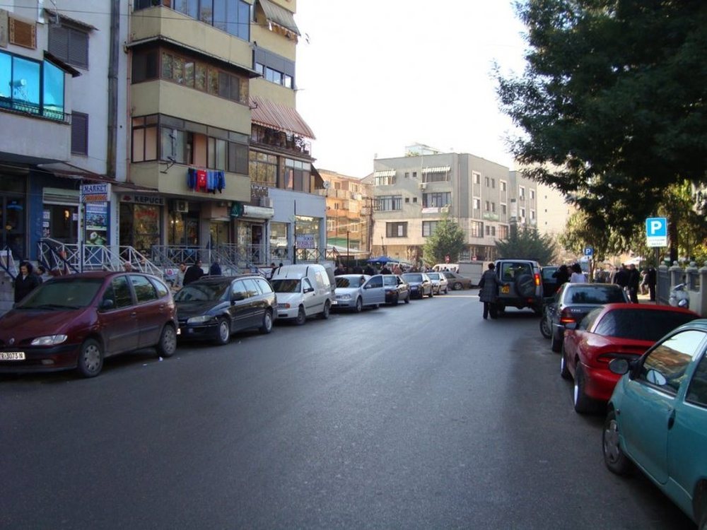 T&euml; sht&euml;nat me arm&euml; n&euml; Tiran&euml;, sherri nisi n&euml; kafe