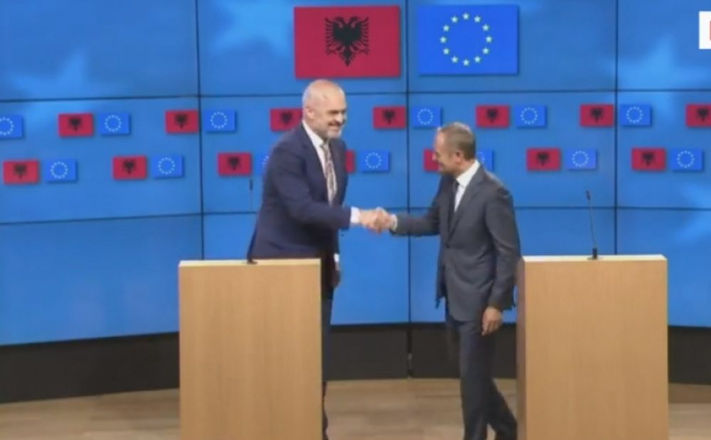 Edi Rama ngush&euml;llon Donald Tusk p&euml;r humbjen e Polonis&euml; n&euml;