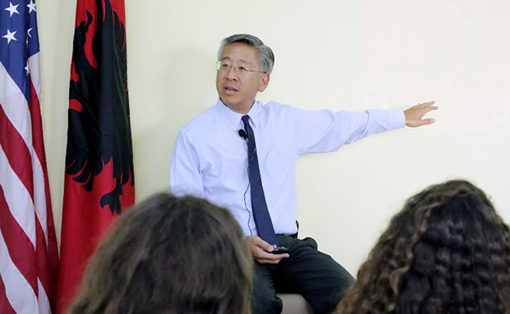 FOTO/ Nj&euml; grua n&euml; vend t&euml; Lu, zbulohet emri i ambasadorit t&euml;