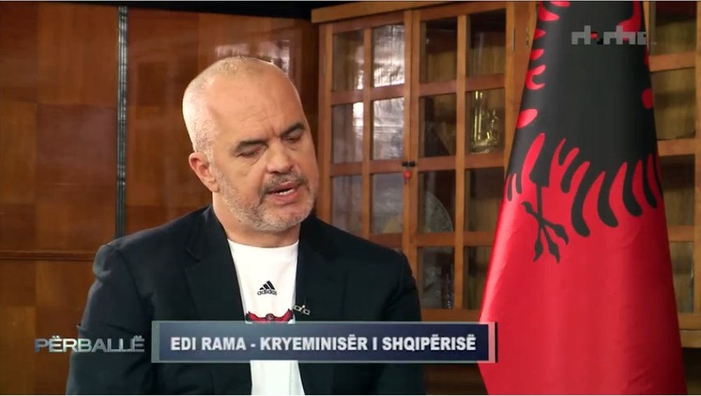 Rama flet p&euml;r her&euml; t&euml; par&euml; p&euml;r Teatrin Komb&euml;tar: