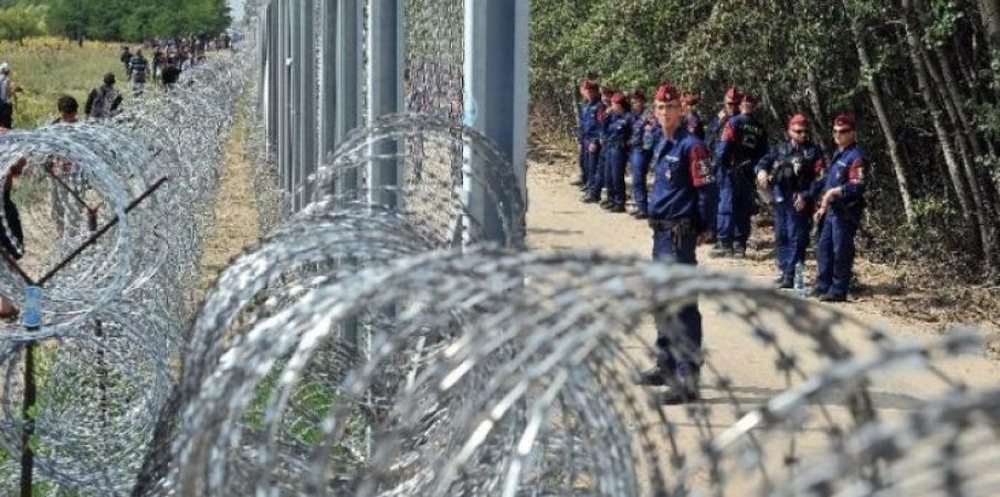 Refugjat&euml;t, Mali i Zi vendos gardh me tela me gjemba n&euml; kufirin me