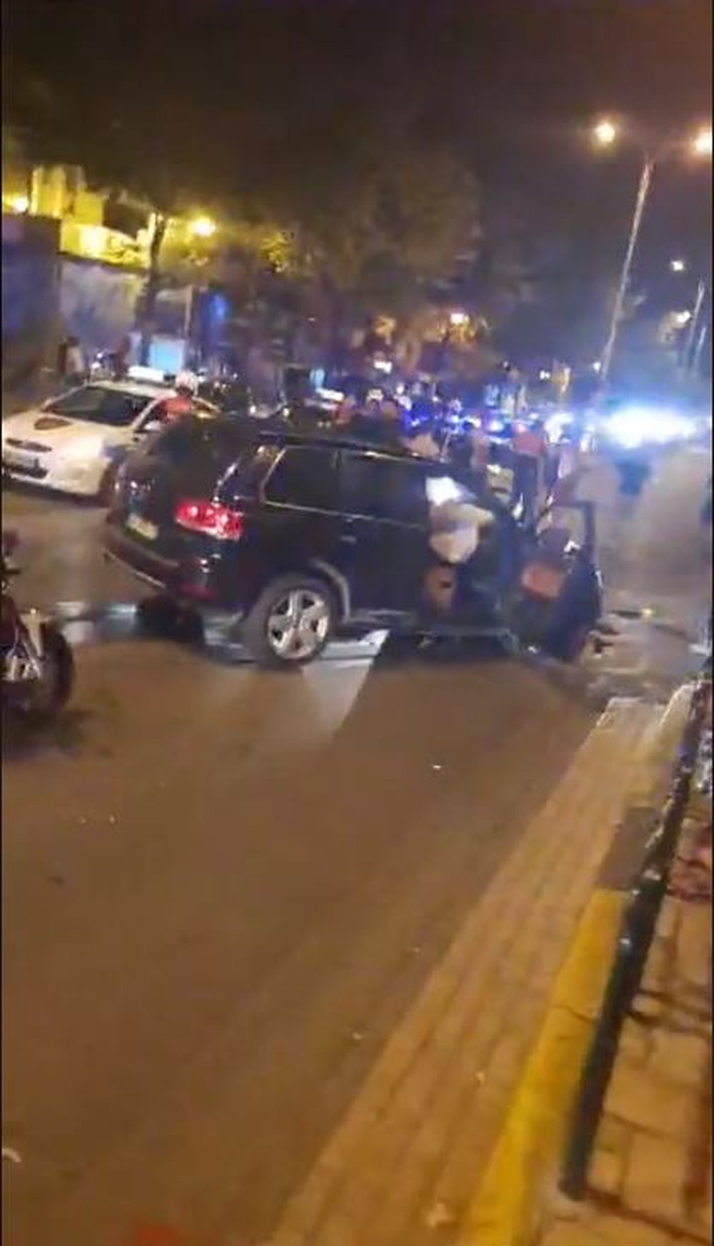 FOTO/ Aksident i shum&euml;fisht&euml; n&euml; Tiran&euml;, personat e armatosur