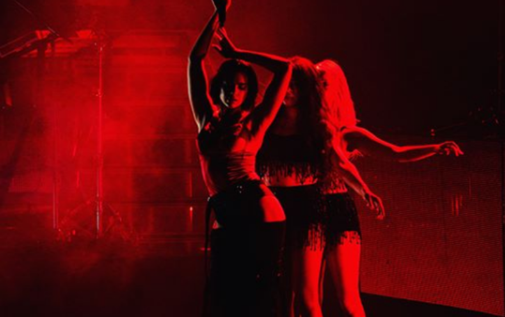 Dua Lipa k&euml;rcen mbi tavolin&euml; k&euml;ng&euml;n shqiptare (VIDEO)