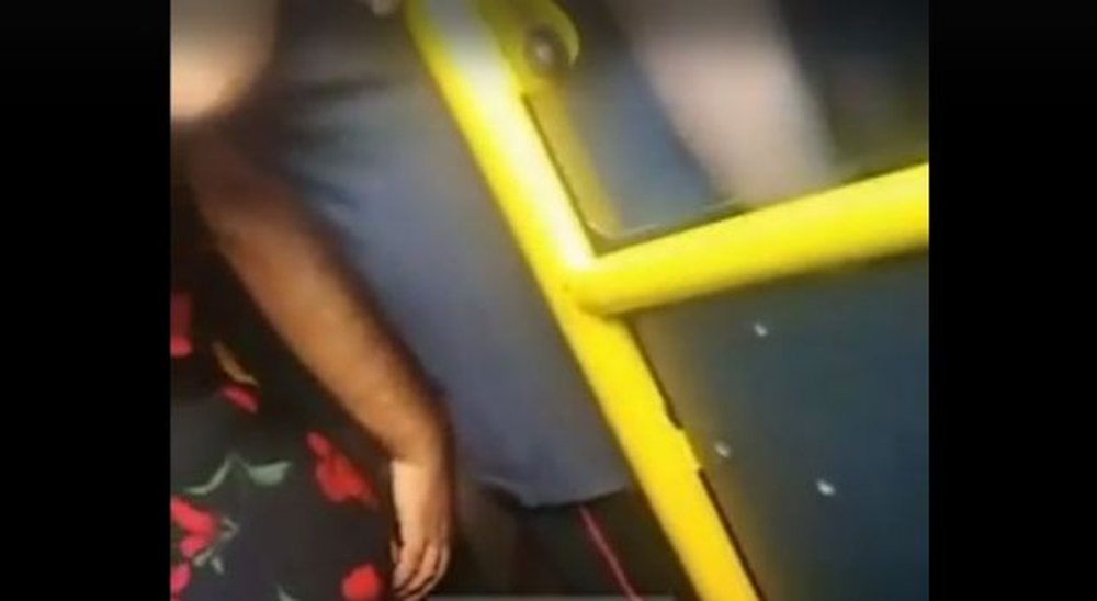 VIDEO/ Veprime t&euml; turpshme, burri i fut duart nj&euml; femre n&euml;