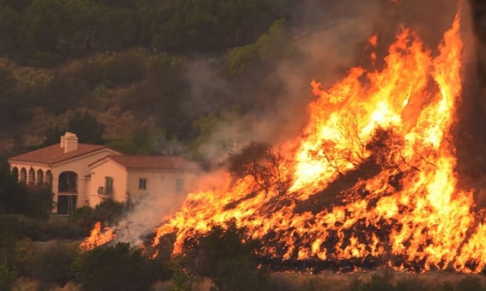 Gjendje emergjence n&euml; Kaliforni, flak&euml;t e pap&euml;rmbajtshme (FOTO)