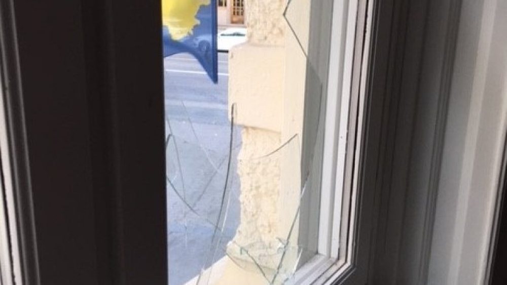 Sulmohet me gur&euml; Ambasada e Kosov&euml;s n&euml; Suedi, l&euml;ndime