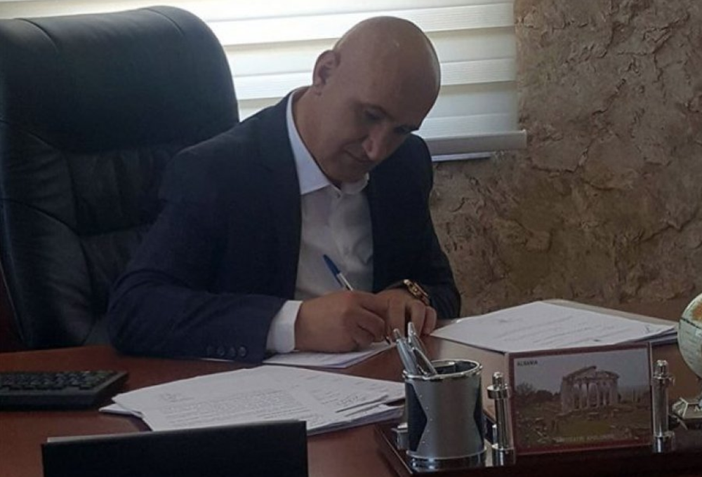T&euml; burgosurit e Fierit ankohen p&euml;r drejtorin: Mjaft i kemi lar&euml;