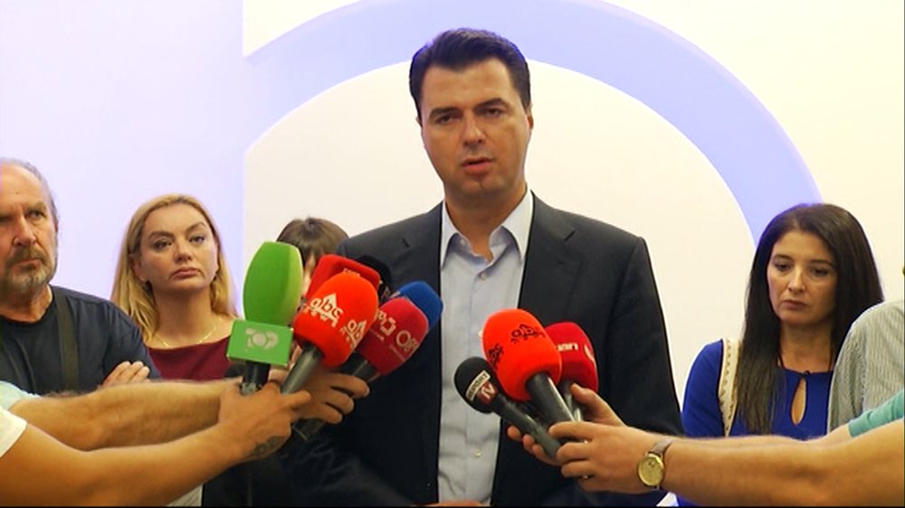 Basha: Kush voton ligjin p&euml;r Teatrin do t&euml; trajtohet si terrorist
