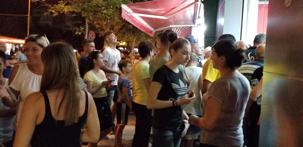 FOTO/ Deri nat&euml;n von&euml; radh&euml; t&euml; gjata n&euml; dyqanet e