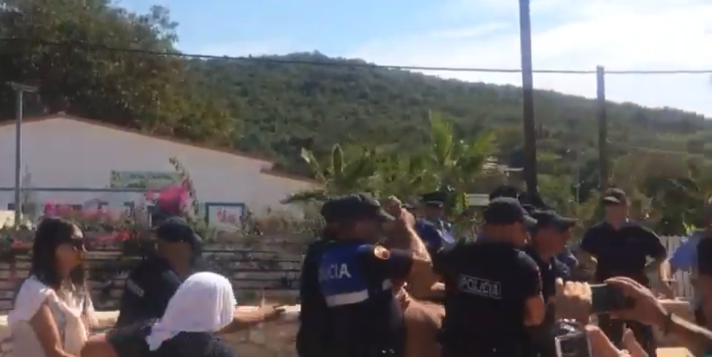 VIDEO/ Tensione n&euml; Jal&euml;, 7 polic&euml; hidhen sip&euml;r t&euml; riut,